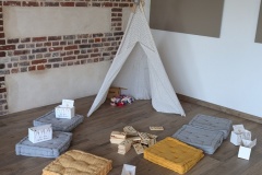 tipi-et-coussins-espace-enfant