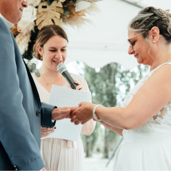 Photo d'une robe de marié vue de dos